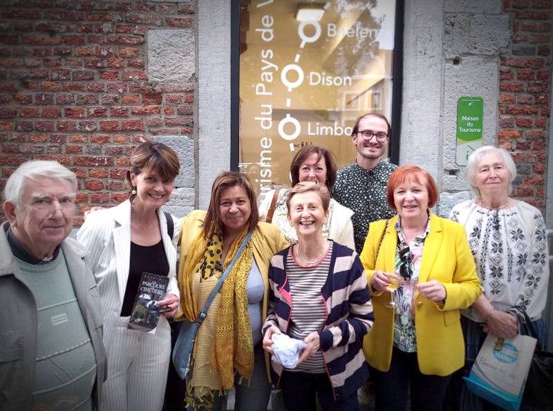 Valérie DE BUE entourée par les membres de l’Association des Guides de l’Arrondissement de Verviers
