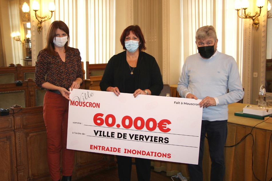 Mme AUBERT offre le chèque de la ville de Mouscron à Verviers.