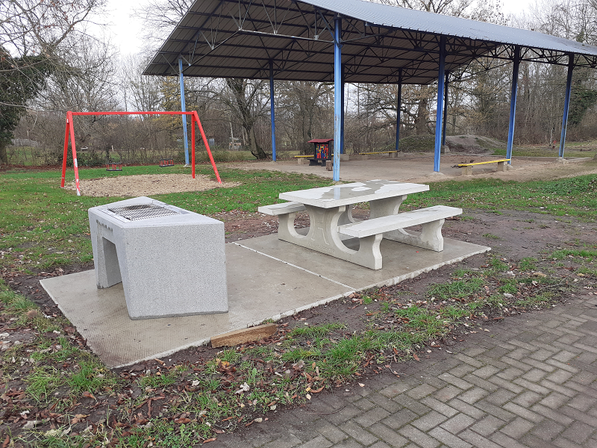 Installation d'un barbecue et d'une table de pique-nique à la plaine Deru - Heusy