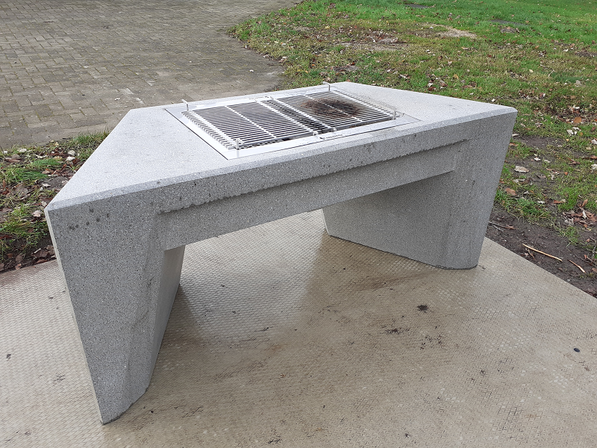 Installation d'un barbecue et d'une table de pique-nique à la plaine Deru - Heusy