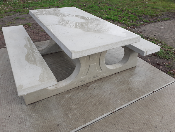 Installation d'un barbecue et d'une table de pique-nique à la plaine Deru - Heusy